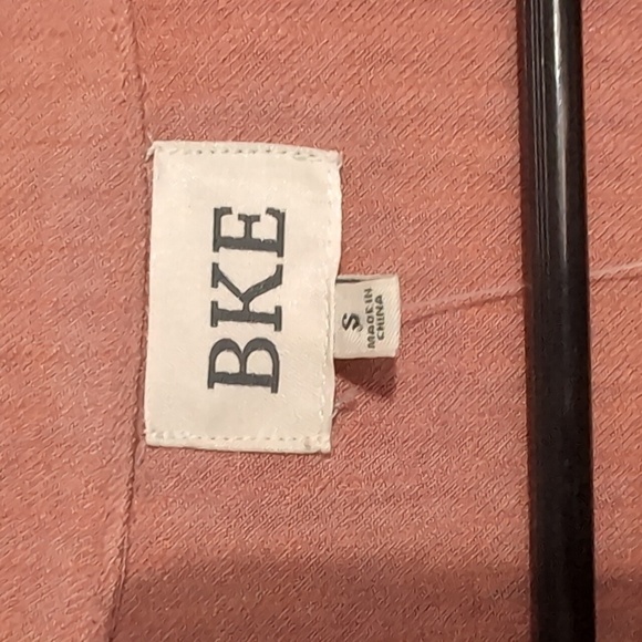 BKE Ash Rose Oversized Button Front Top Blouse Textured Material Size Small NWT - Picture 3 of 7